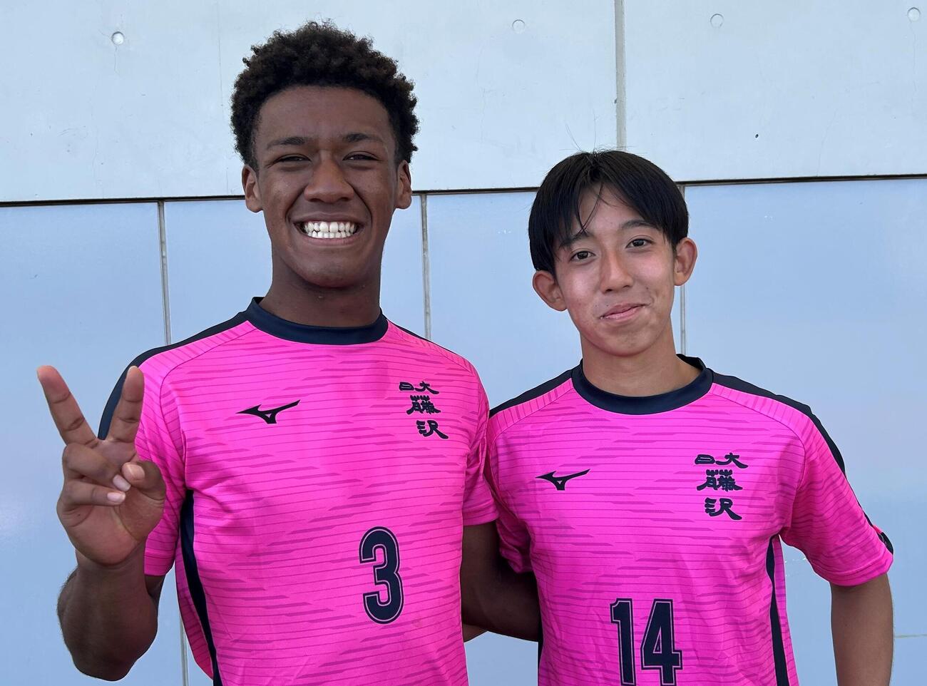 日大藤沢の勝利に貢献した2アシストのMF中村龍剛（右）とDF橋本ジュア