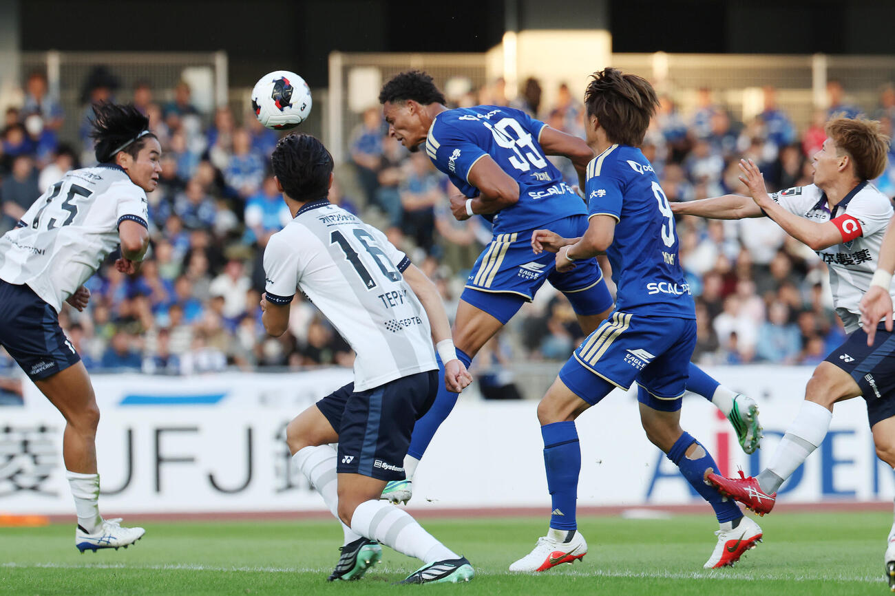 町田対福岡　前半、ヘディングで先制ゴールを決める町田テテ・イェンギ（中央）（撮影・宮地輝）