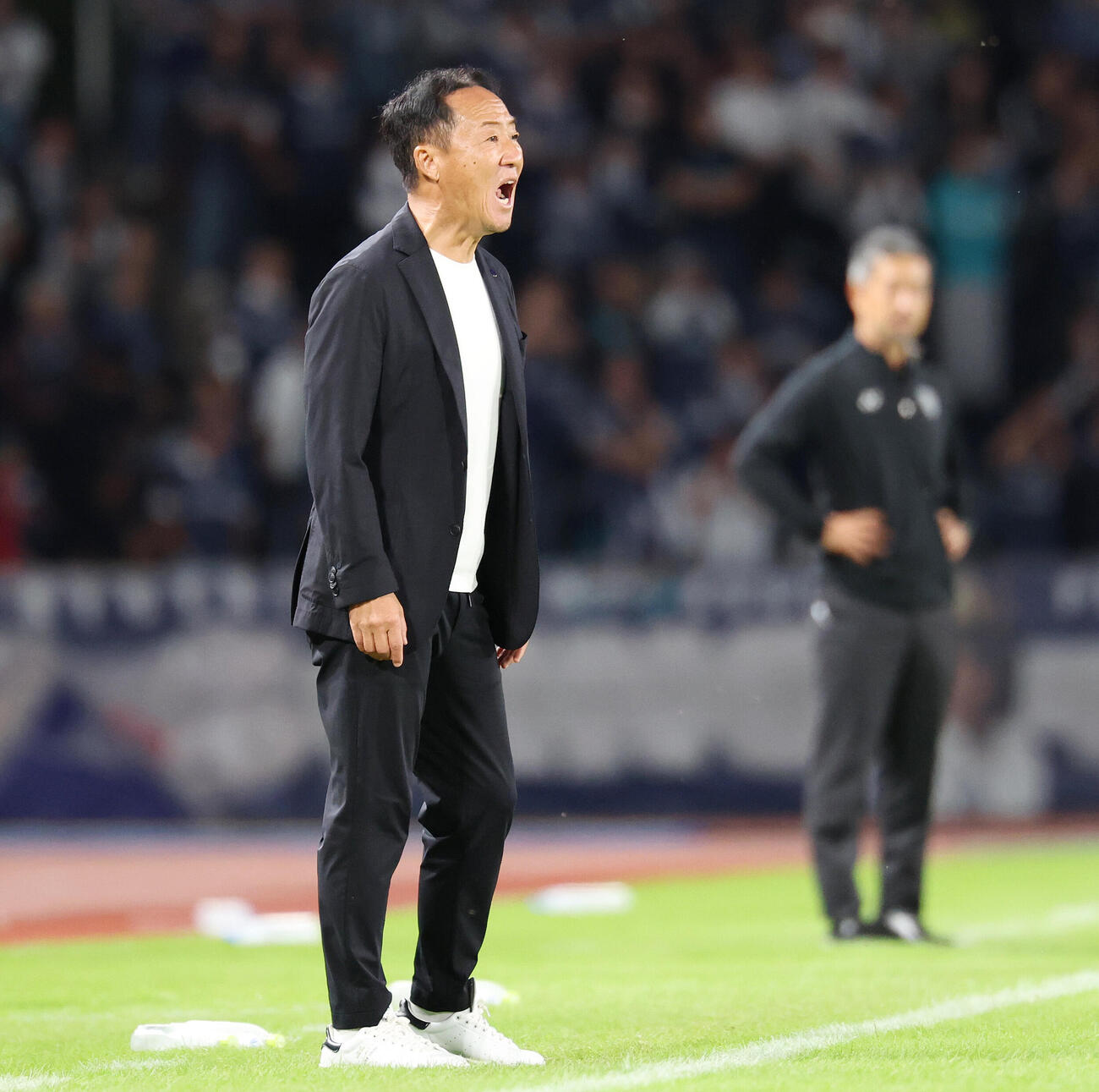 町田対福岡　後半、指示を出す町田黒田剛監督（撮影・宮地輝）