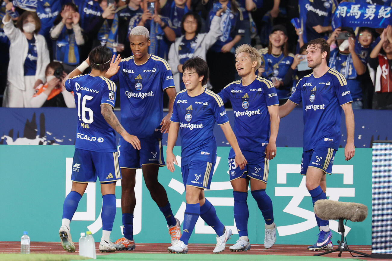 町田対福岡　後半、ゴールを決めチームメートと喜ぶ町田望月ヘンリー海輝（左から2人目）（撮影・宮地輝）