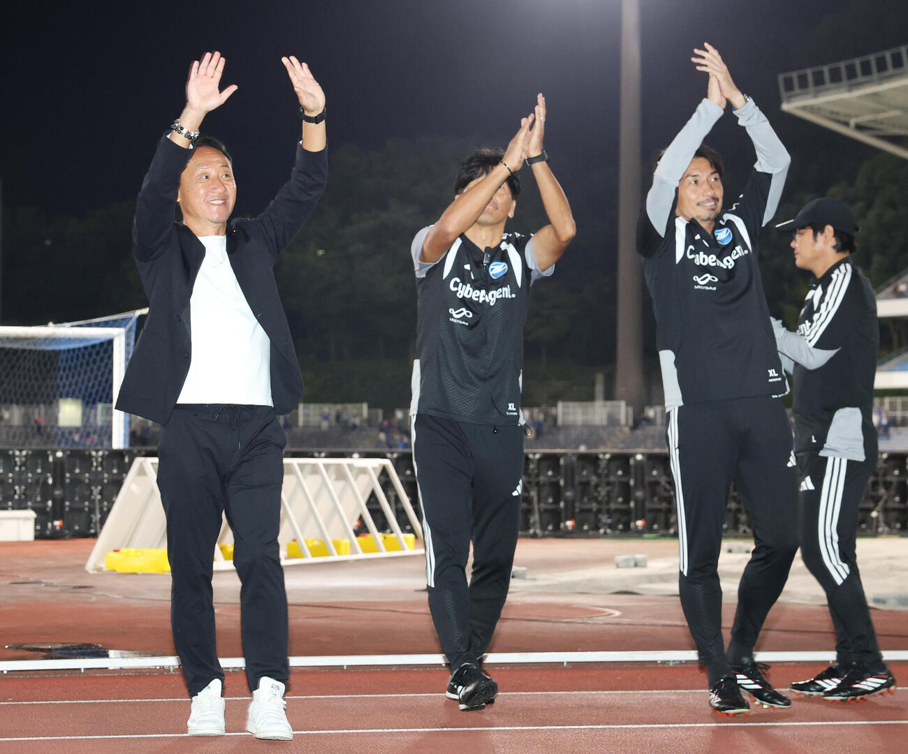 町田対福岡　勝利し笑顔の町田黒田剛監督（左）（撮影・宮地輝）