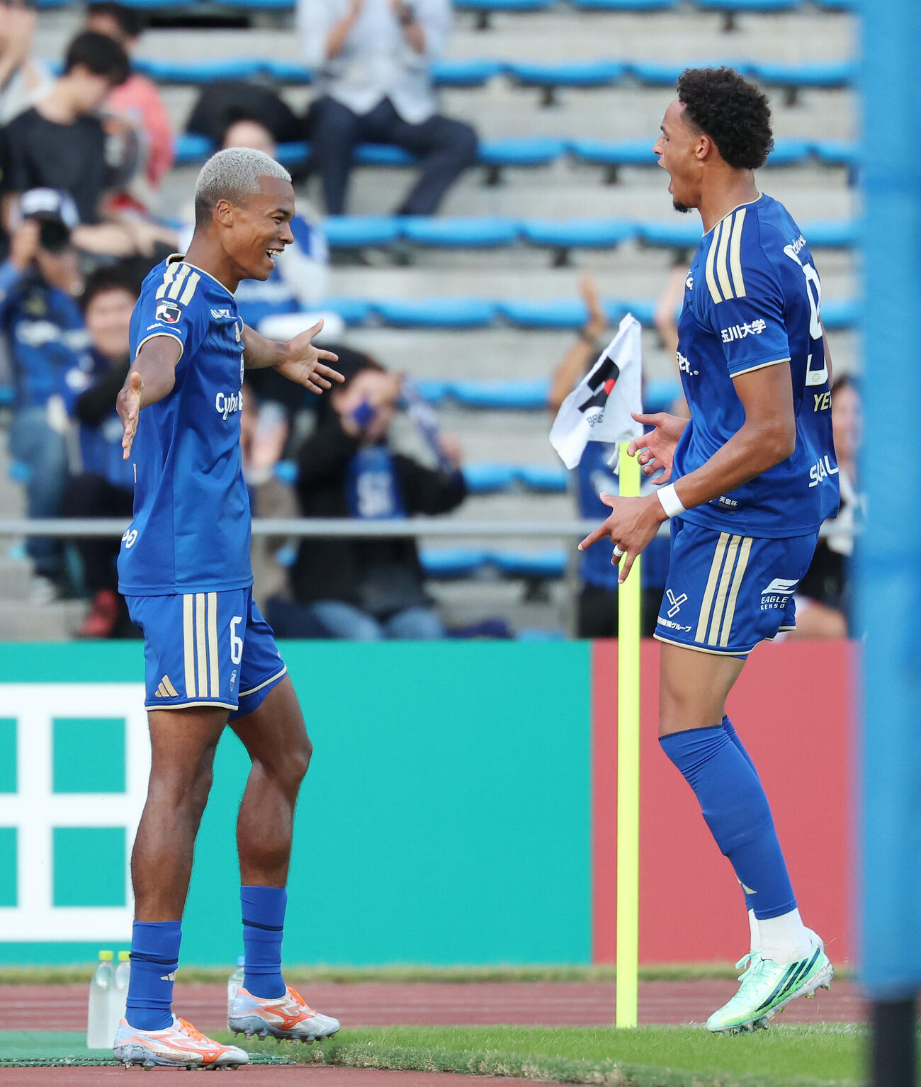 町田対福岡　前半、先制ゴールを決めアシストした町田望月ヘンリー海輝（左）と喜ぶテテ・イェンギ（撮影・宮地輝）