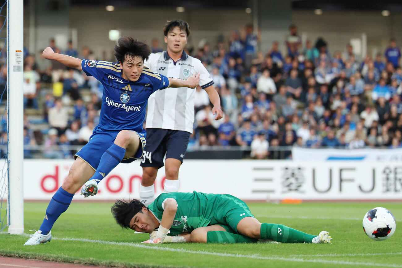 町田対福岡　前半、シュートのこぼれ球を詰めるも防がれた町田相馬勇紀（左）（撮影・宮地輝）