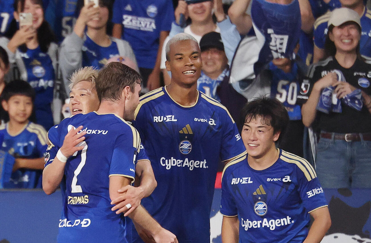 町田対福岡　後半、ゴールを決めチームメートと喜ぶ町田望月ヘンリー海輝（左から3人目）（撮影・宮地輝）