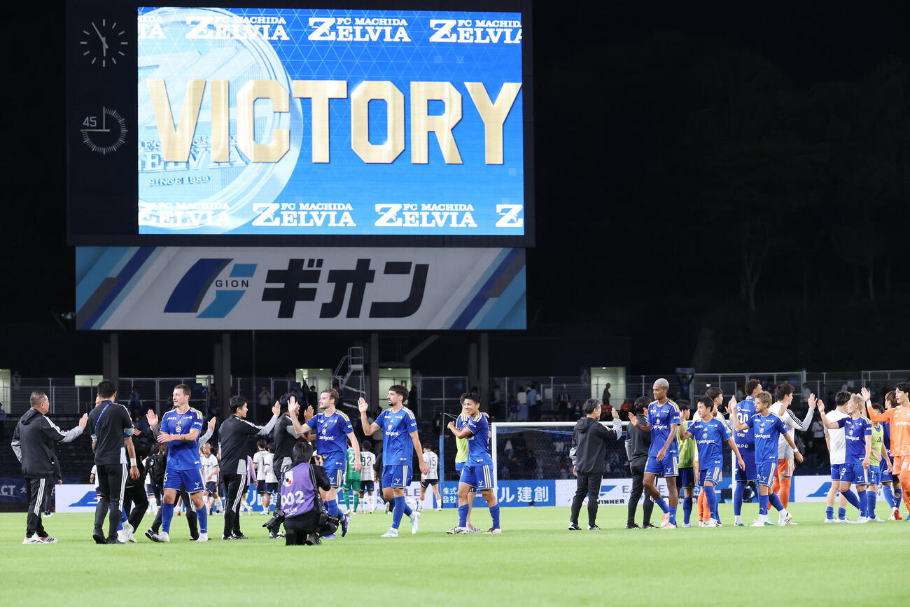 町田対福岡　勝利のタッチを交わす町田の選手たち（撮影・宮地輝）