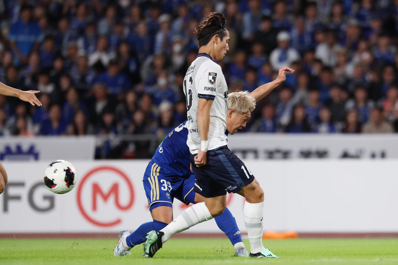 町田対福岡　後半、町田望月ヘンリー海輝のゴールをアシストする明本考浩（後方）（撮影・宮地輝）