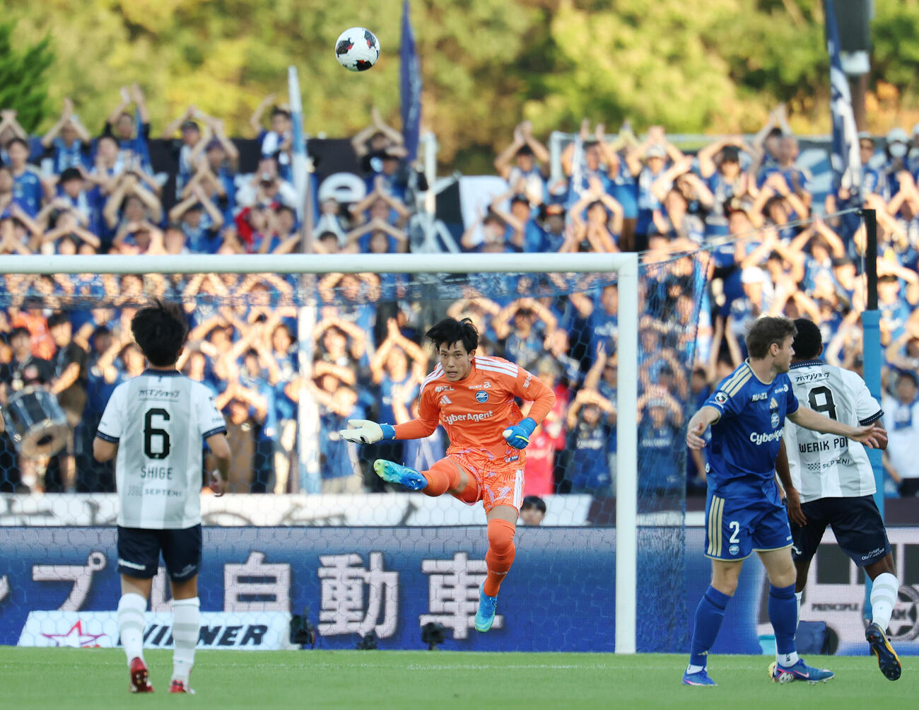 町田対福岡　前半、前線にボールを蹴る町田GK谷晃生（撮影・宮地輝）