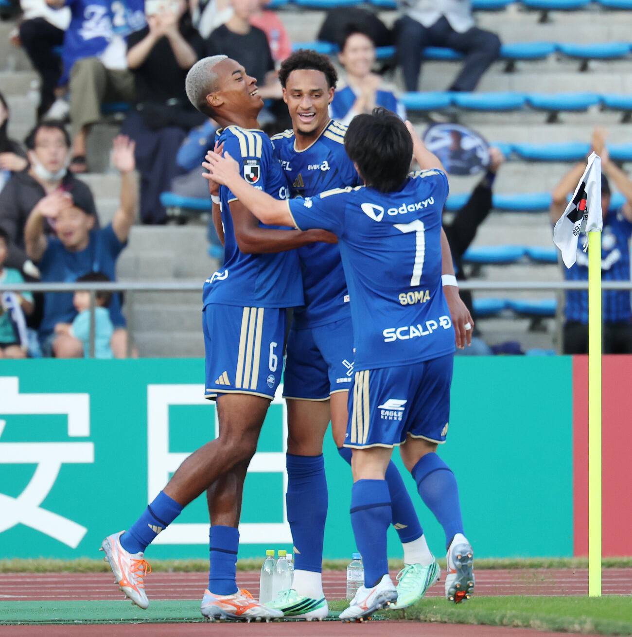 町田対福岡　前半、先制ゴールを決め町田望月ヘンリー海輝（左）と相馬勇紀（右）と喜ぶテテ・イェンギ（撮影・宮地輝）
