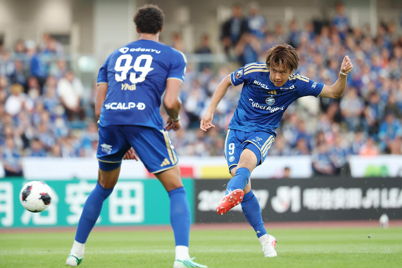 町田対福岡　前半、シュートを放つ町田小川航基（撮影・宮地輝）