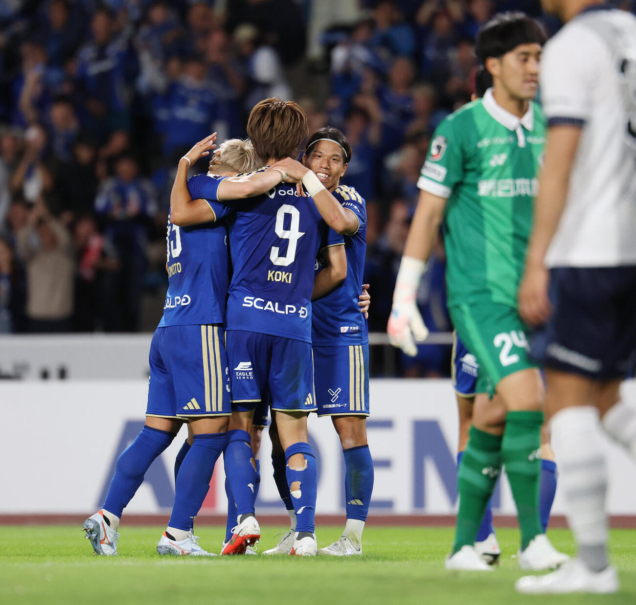 町田対福岡　後半、ゴールを決めチームメートと喜ぶ町田前寛之（撮影・宮地輝）