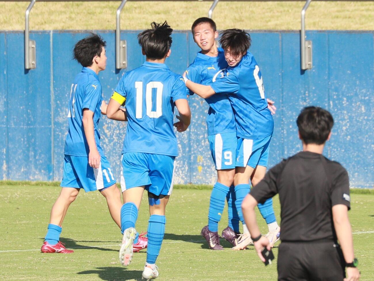 東北学院対宮城工　FW宮本理良（右奥2番目）の2ゴール目に喜ぶ東北学院イレブン（撮影・高橋香奈）