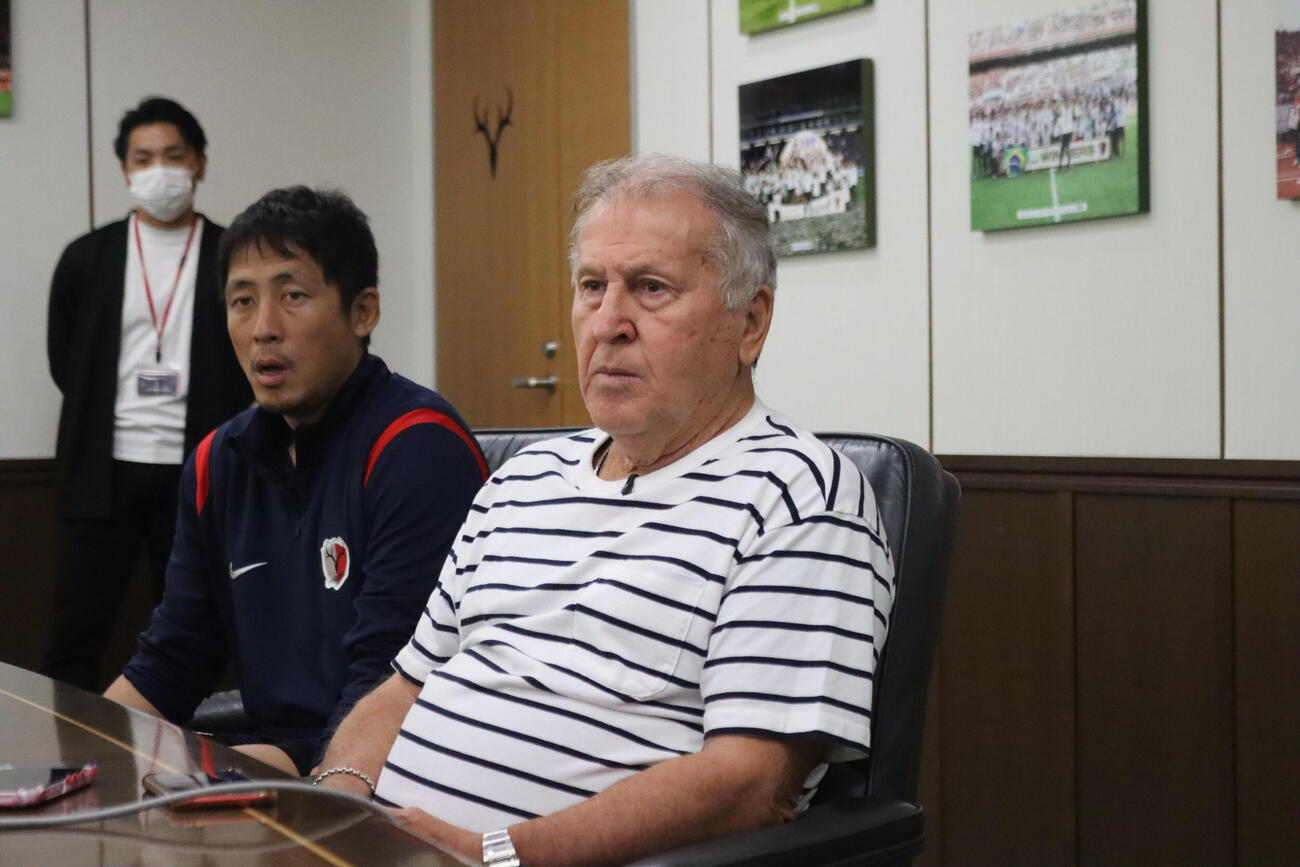 取材に対応する鹿島のアドバイザーを務めるジーコ氏