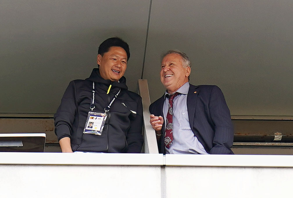 23年12月、談笑する大岩剛氏と鹿島クラブアドバイザーのジーコ氏