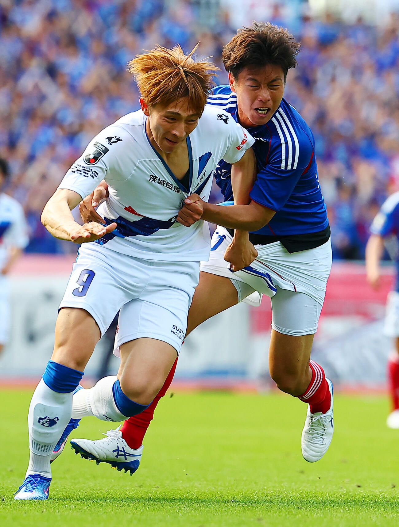 5月2日、横浜諏訪間幸成（右）は水戸根本凌と激しく競り合う