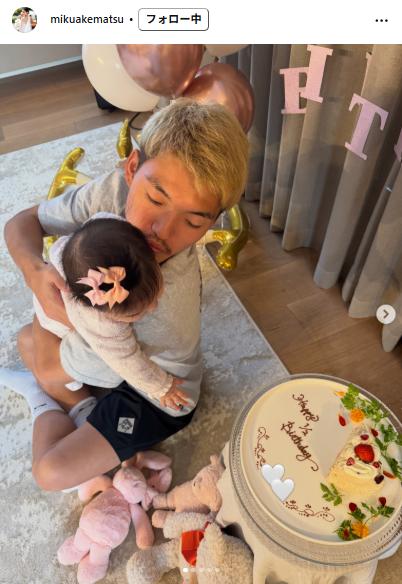 愛娘を抱っこする堂安律（明松美玖のインスタグラムから）