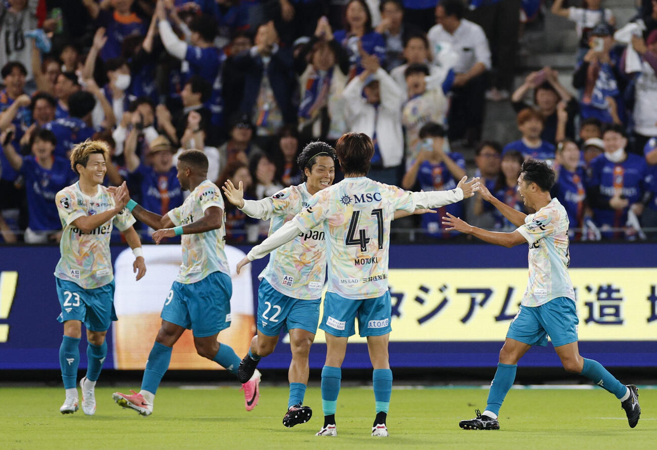 長崎－広島　前半、先制ゴールを決め、祝福を受ける長崎翁長（中央）（共同）