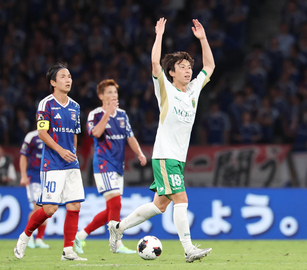 横浜対東京V　後半、ゴールを決めサポーターをあおる東京V藤本寛也（撮影・宮地輝）