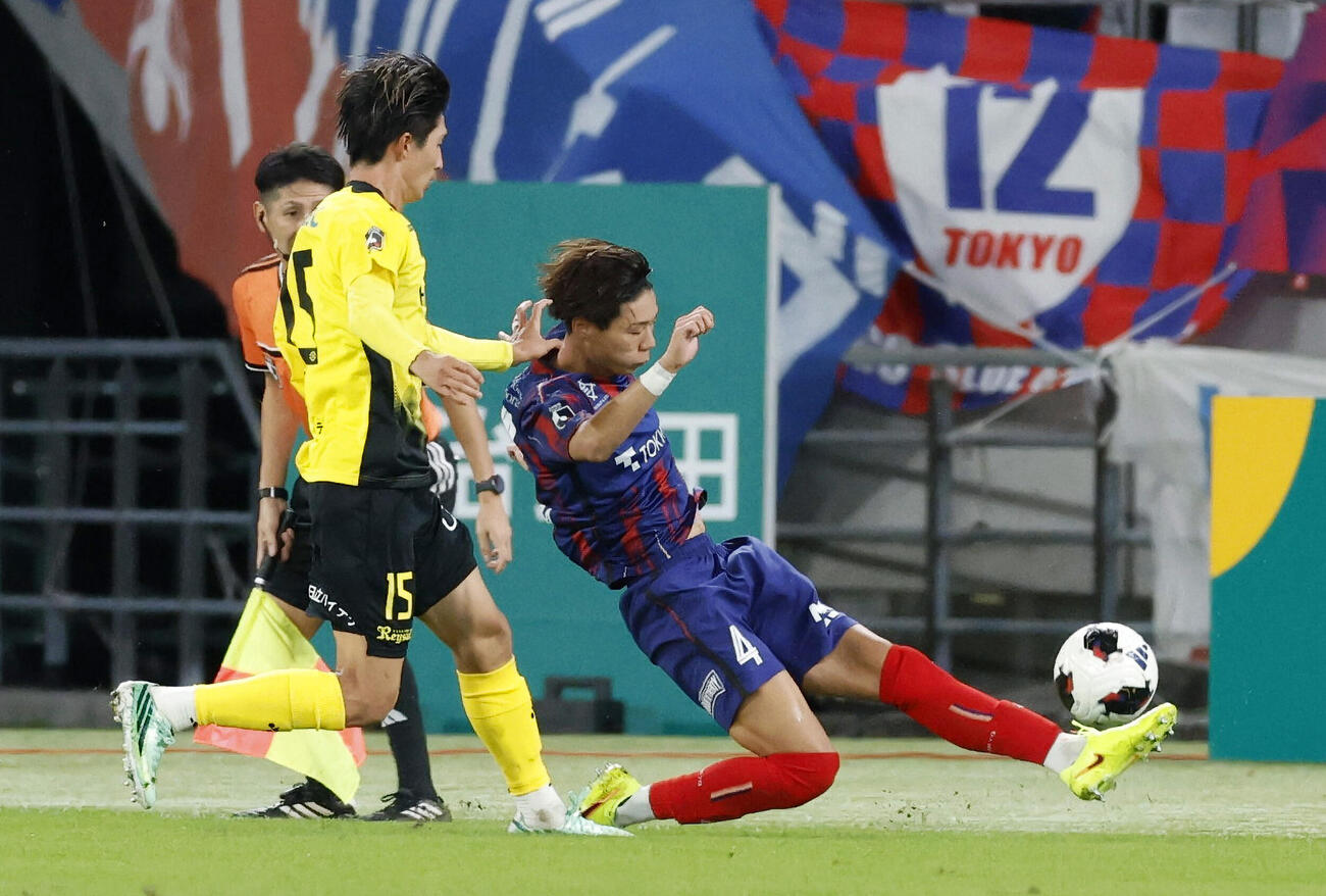 FC東京－柏　後半、クリアするFC東京・稲村（右）＝味スタ（共同）