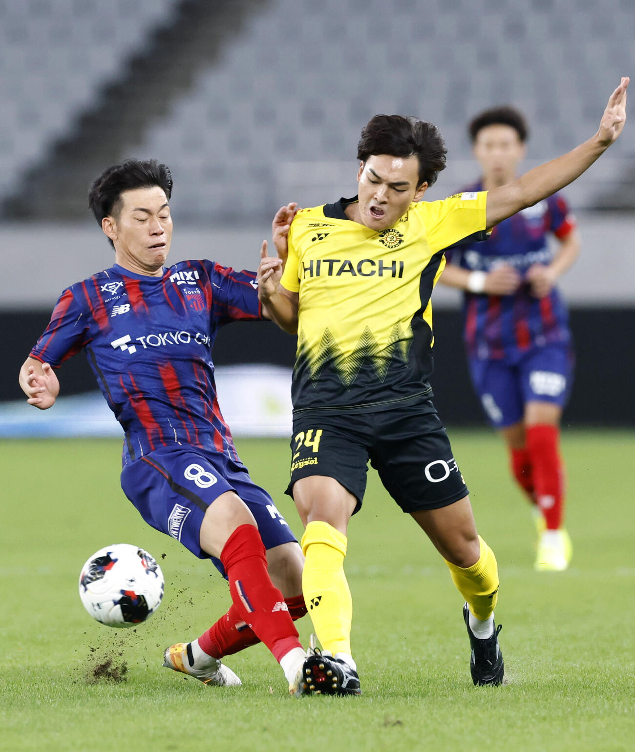 FC東京－柏　前半、競り合うFC東京・高（左）と柏・久保＝味スタ（共同）