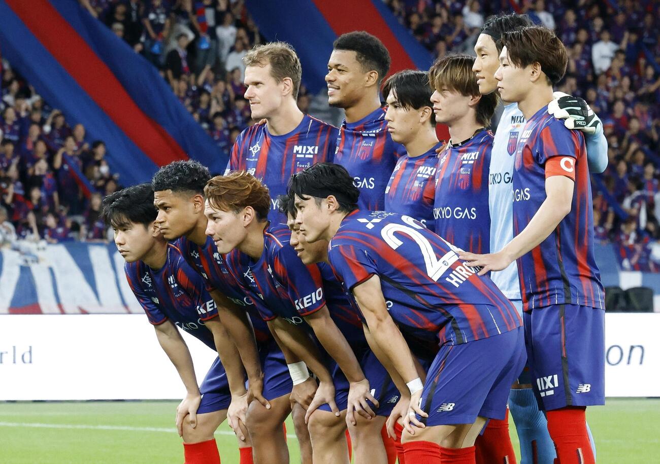 柏戦に臨むFC東京イレブン＝味スタ（共同）