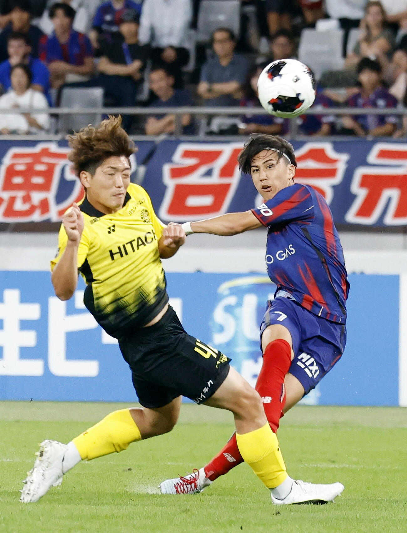 FC東京－柏　後半、ゴールを狙うFC東京・安斎（右）＝味スタ（共同）