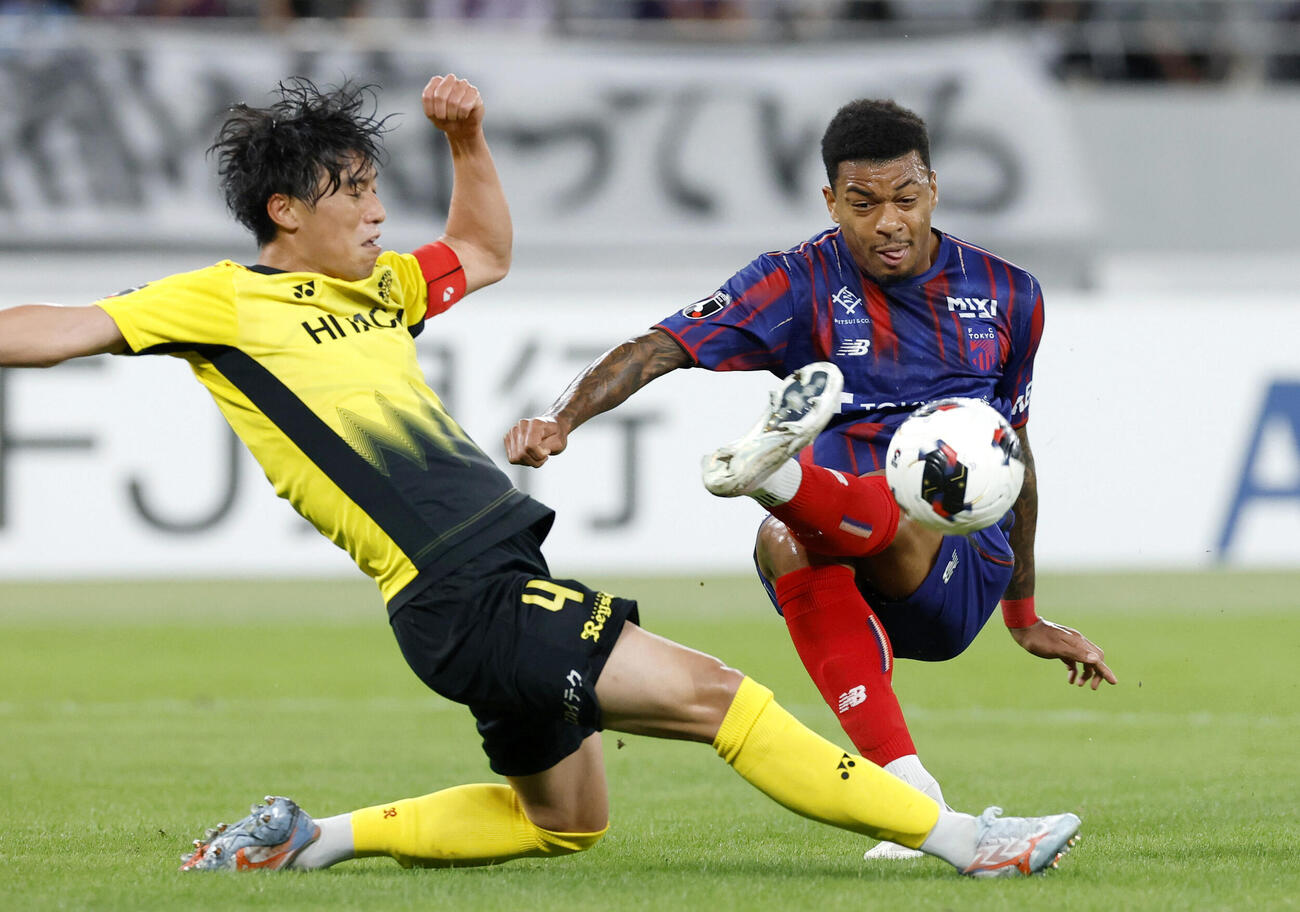 FC東京－柏　前半、ゴールを狙うFC東京・マルセロヒアン。左は柏・古賀＝味スタ（共同）