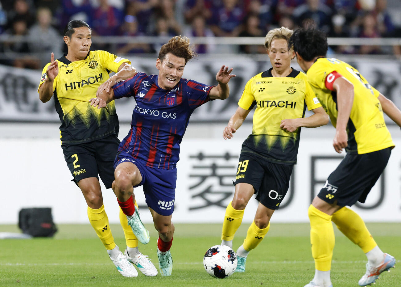 FC東京－柏　前半、攻め込むFC東京・佐藤恵（左から2人目）＝味スタ（共同）