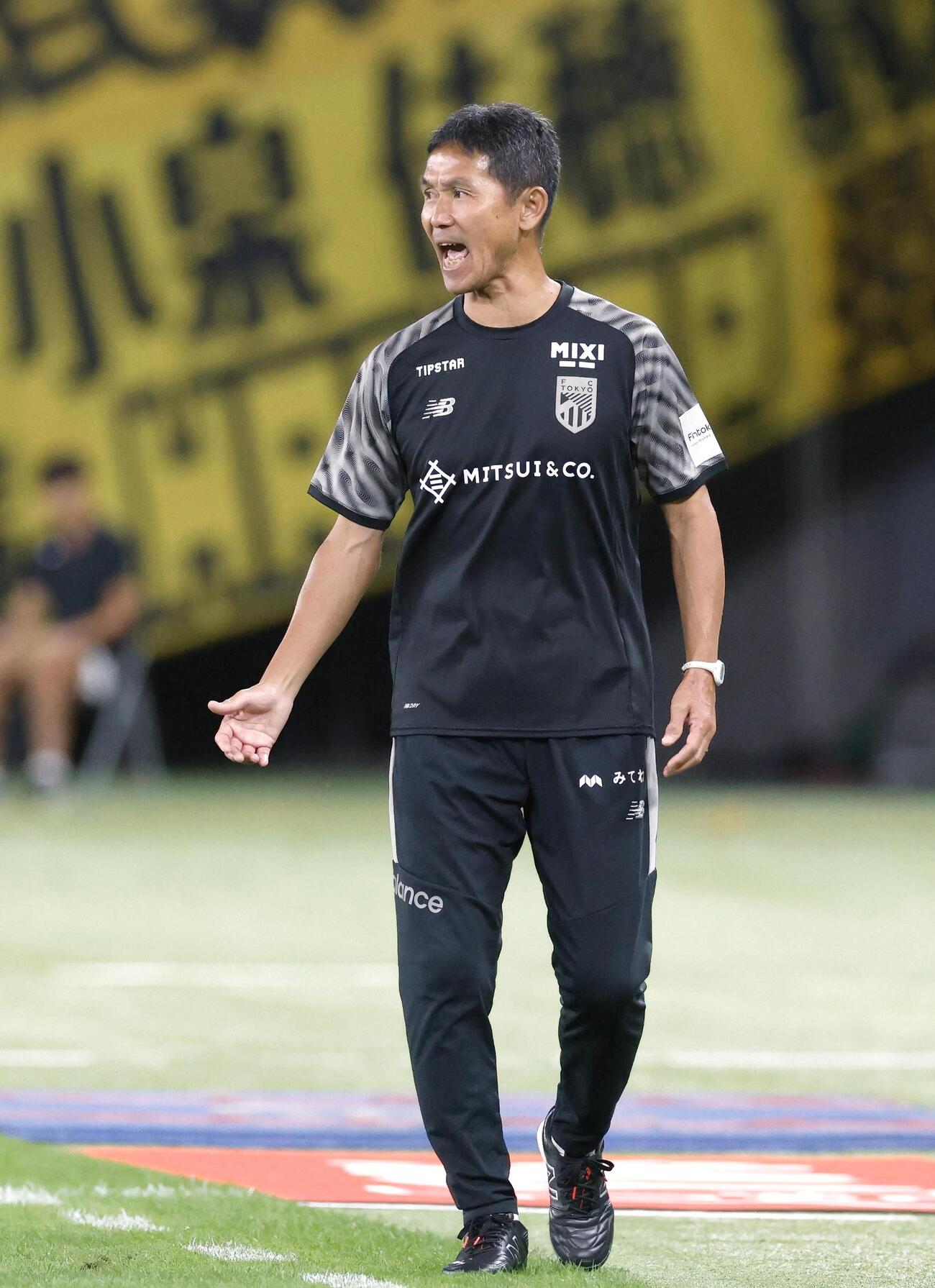 FC東京－柏　前半、指示を出すFC東京・松橋監督＝味スタ（共同）