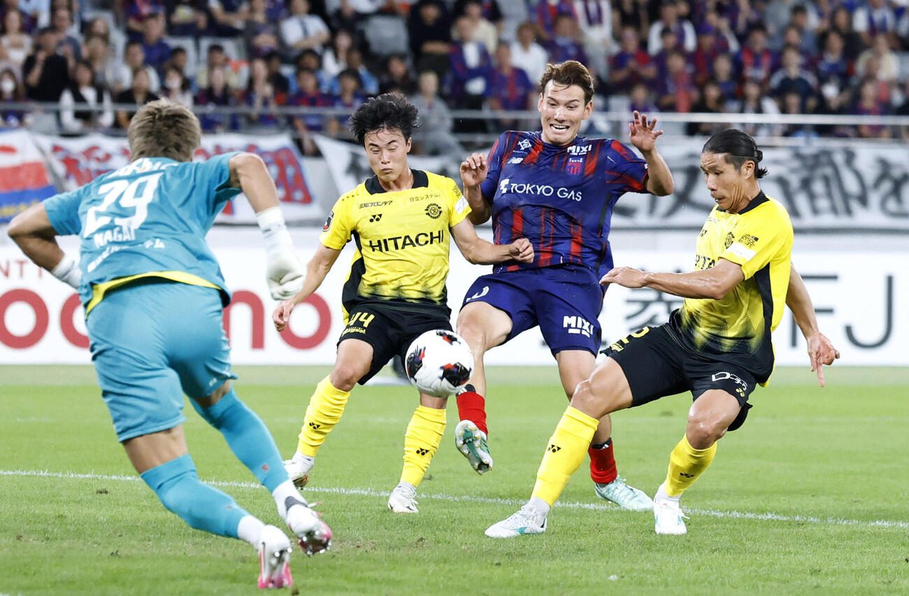 FC東京－柏　前半、ゴールを狙うFC東京・佐藤恵（右から2人目）＝味スタ（共同）