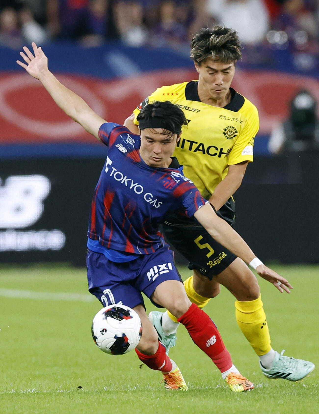 FC東京－柏　後半、競り合うFC東京・石原（手前）と柏・遠藤＝味スタ（共同）