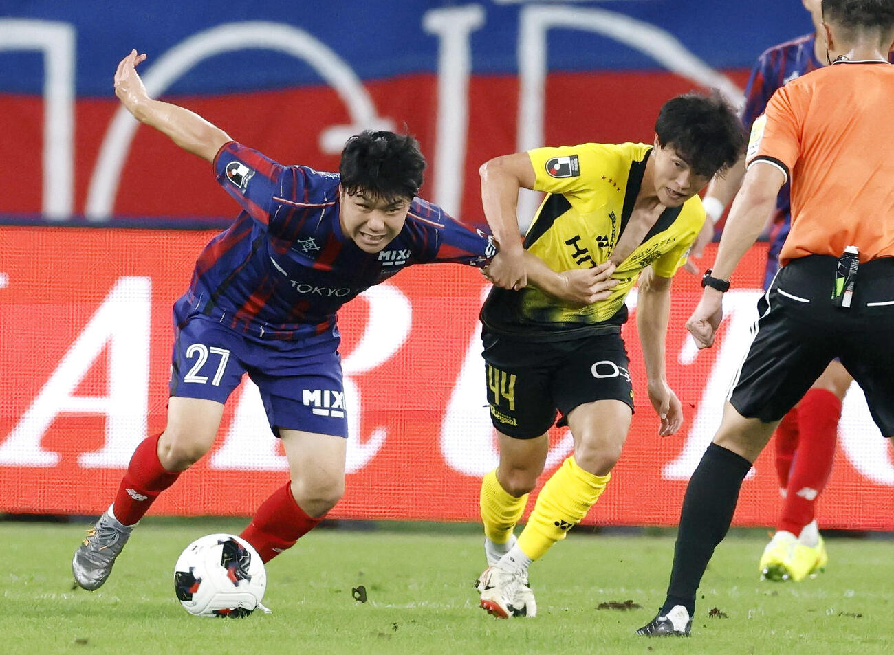 FC東京－柏　後半、競り合うFC東京・常盤（左）と柏・弓場＝味スタ（共同）