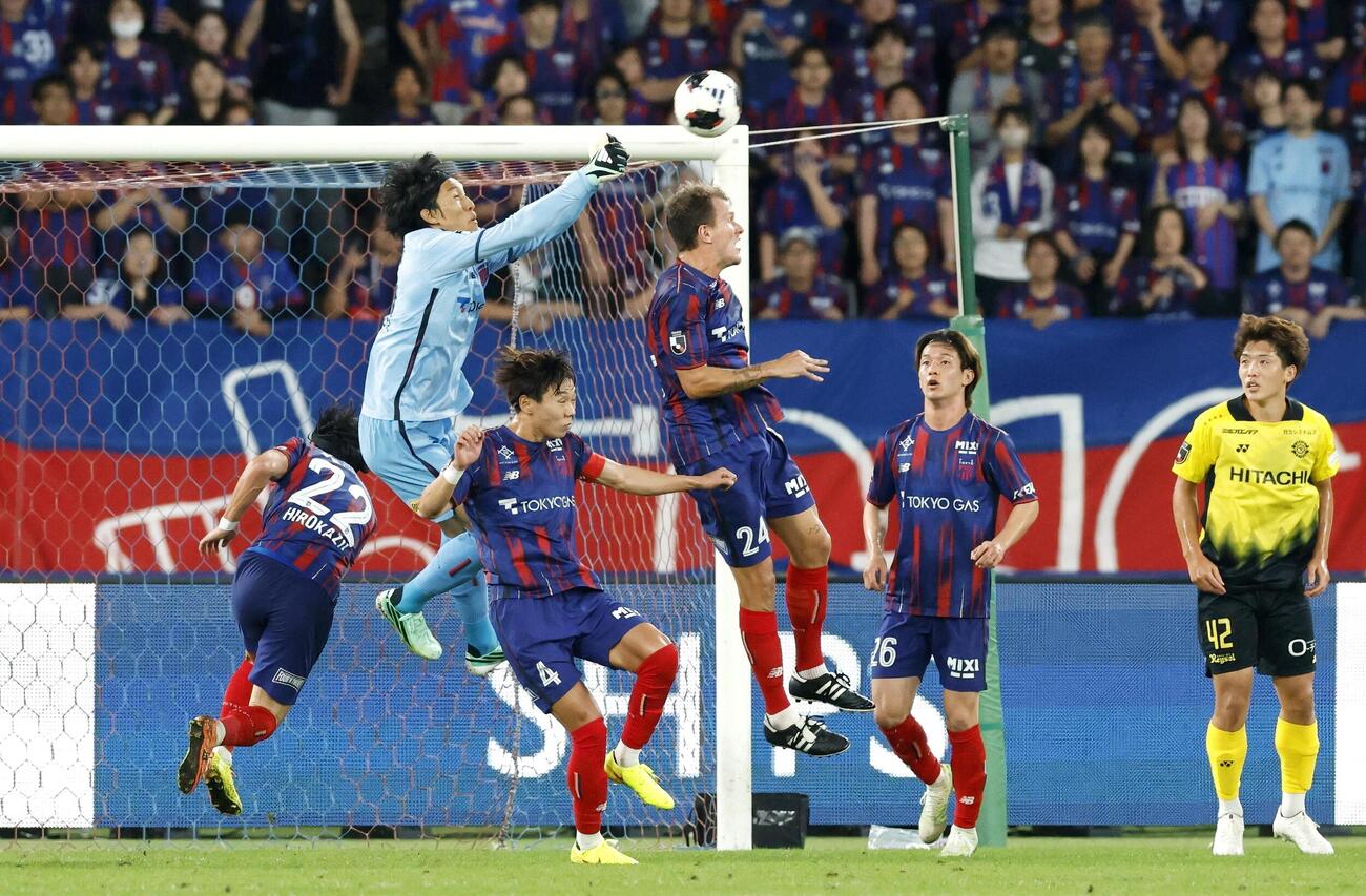 FC東京－柏　後半、パンチングでクリアするFC東京・GK金承奎（左上）＝味スタ（共同）