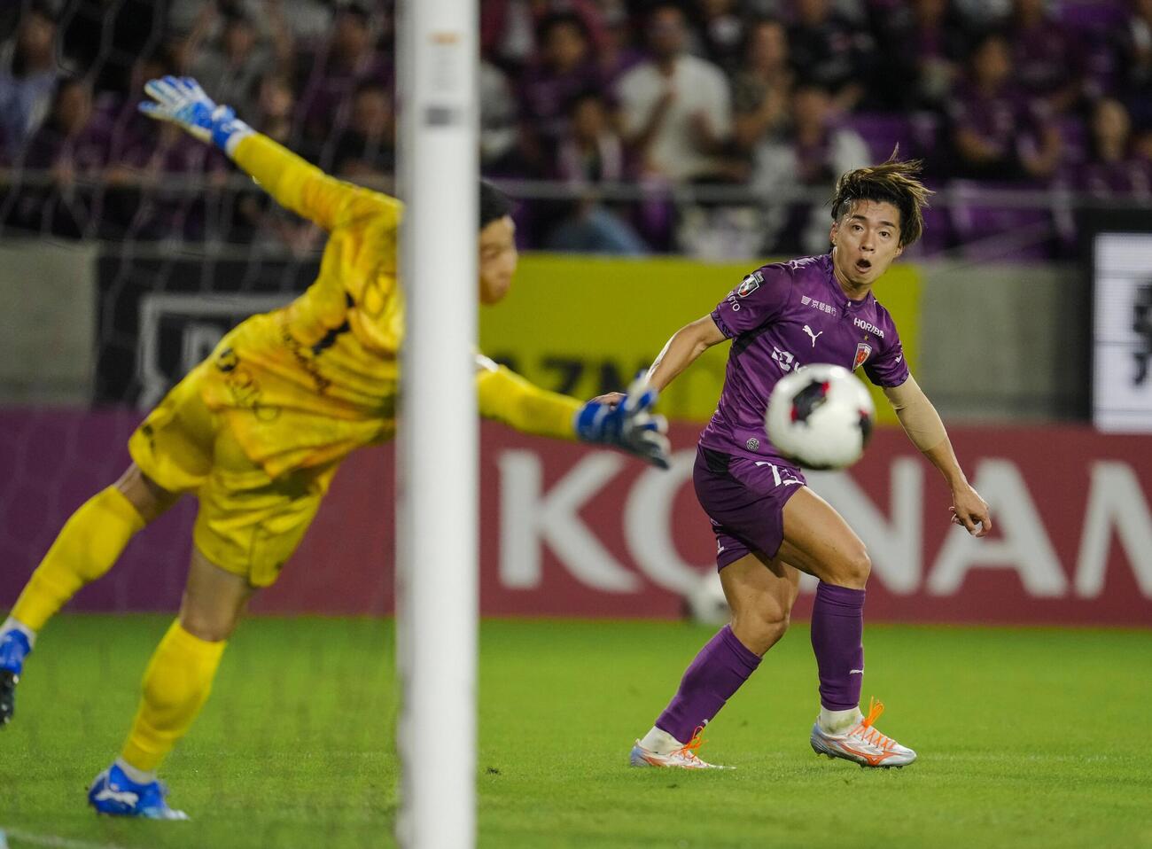 京都－鹿島　試合終了間際、同点ゴールを決める京都・新井。GK早川＝サンガS（共同）