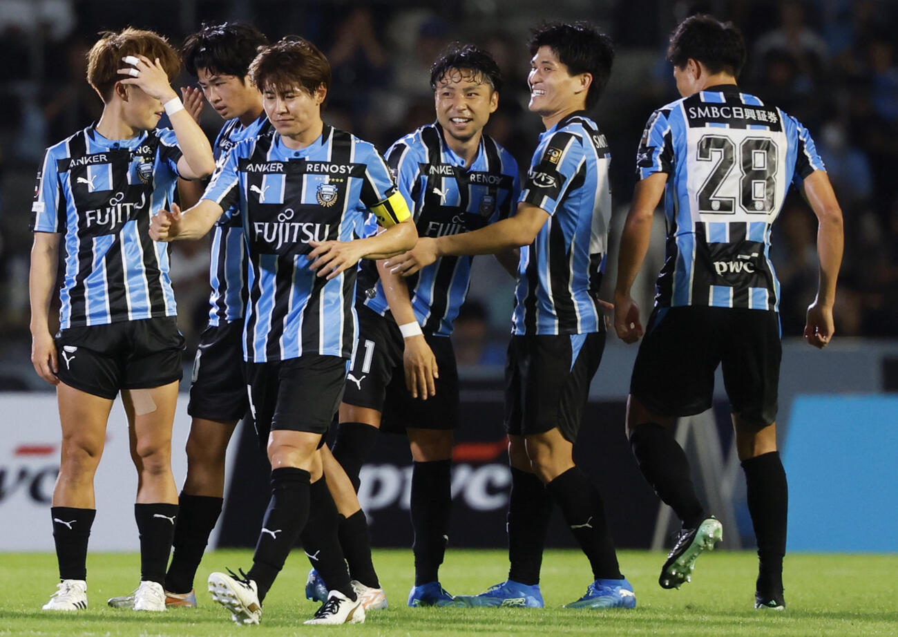 神戸に競り勝ち、喜ぶ川崎・小林（右から3人目）ら＝U等々力（共同）