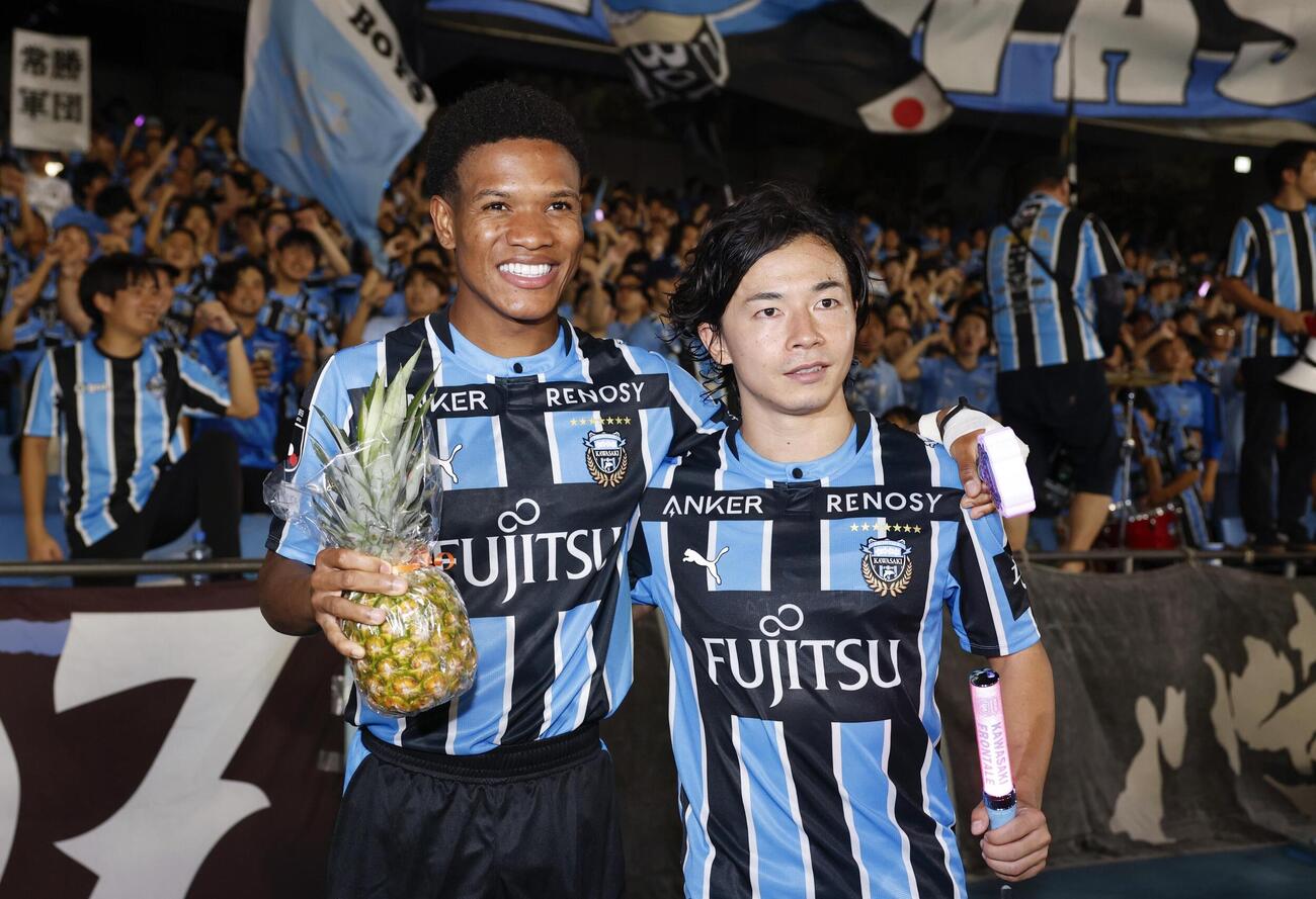 神戸に競り勝ち、写真に納まる川崎のマルシーニョ（左）と伊藤＝U等々力（共同）