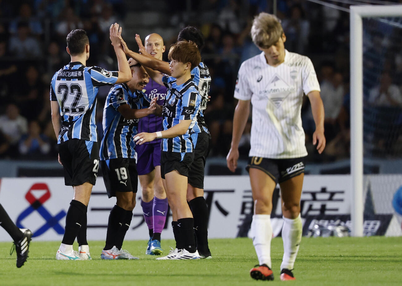 神戸に競り勝ち、タッチを交わす川崎イレブン＝U等々力（共同）