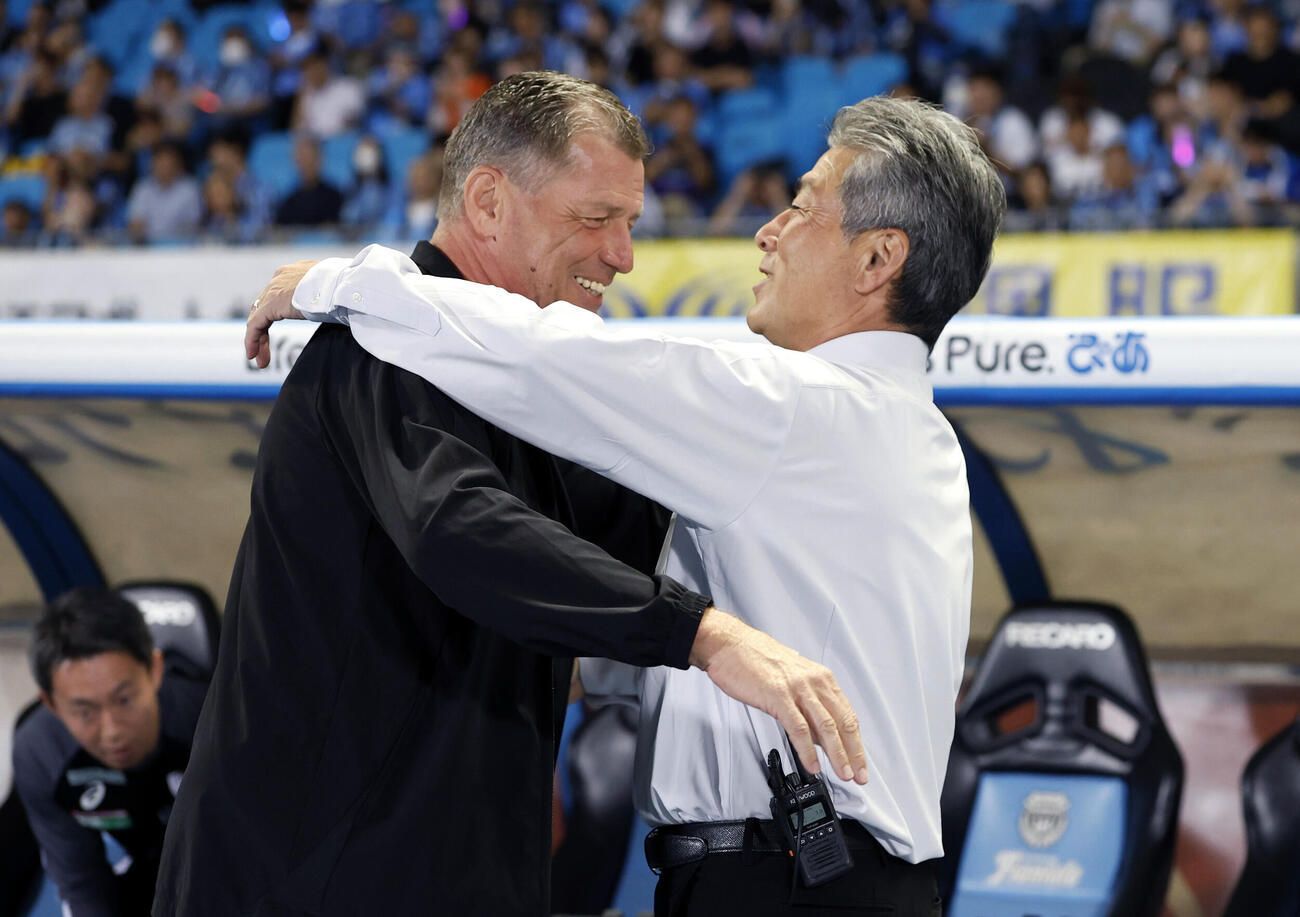 試合前、あいさつする神戸・スキッベ監督（左）と川崎・長谷部監督＝U等々力(共同)