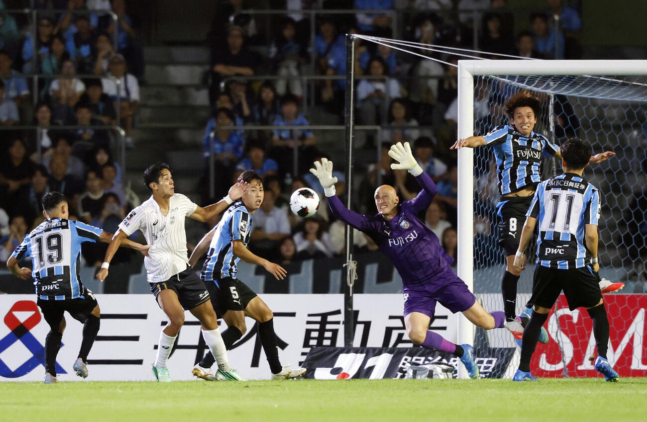 川崎－神戸　後半、ゴールを守る川崎・GKブローダーセン（右から3人目）ら＝U等々力(共同)
