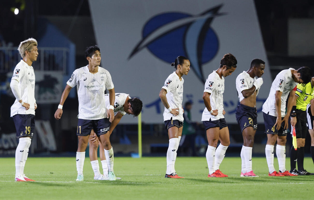 川崎に敗れ、肩を落とす神戸イレブン＝U等々力(共同)