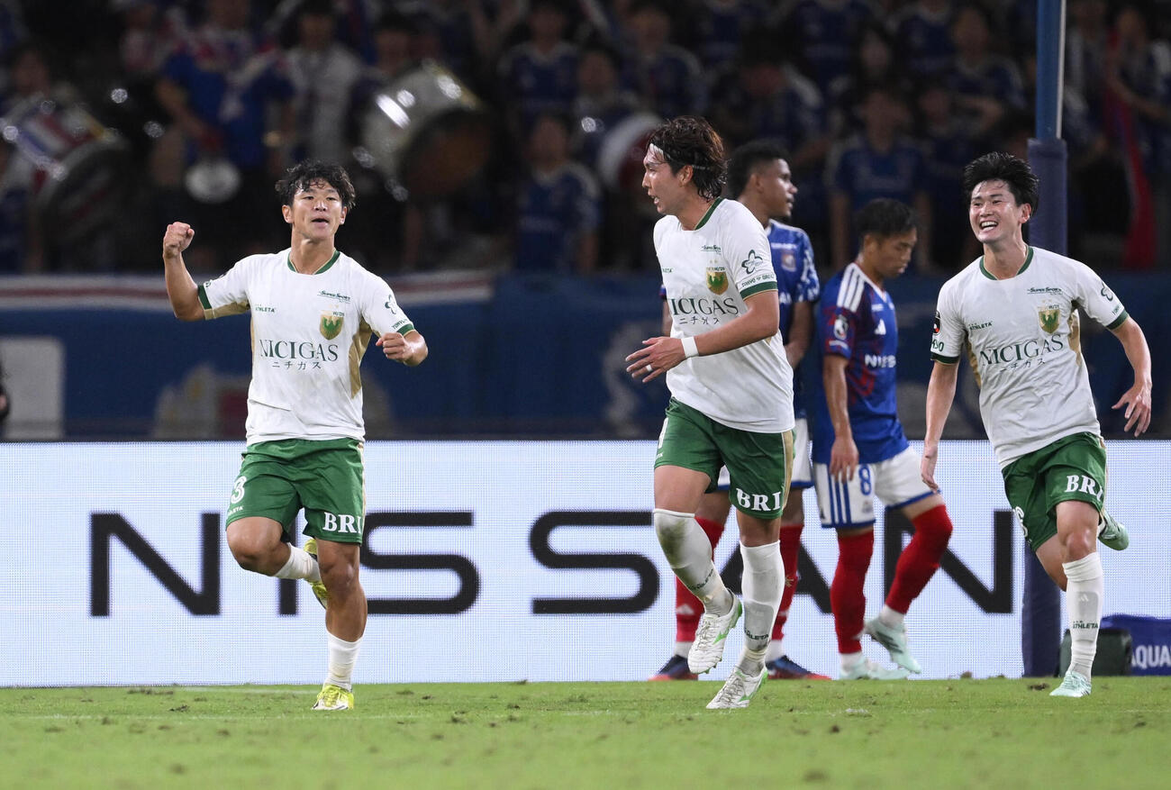 横浜M－東京V　試合終了間際、同点ゴールを決め喜ぶ東京V・山田（左端）＝MUFG国立(共同)