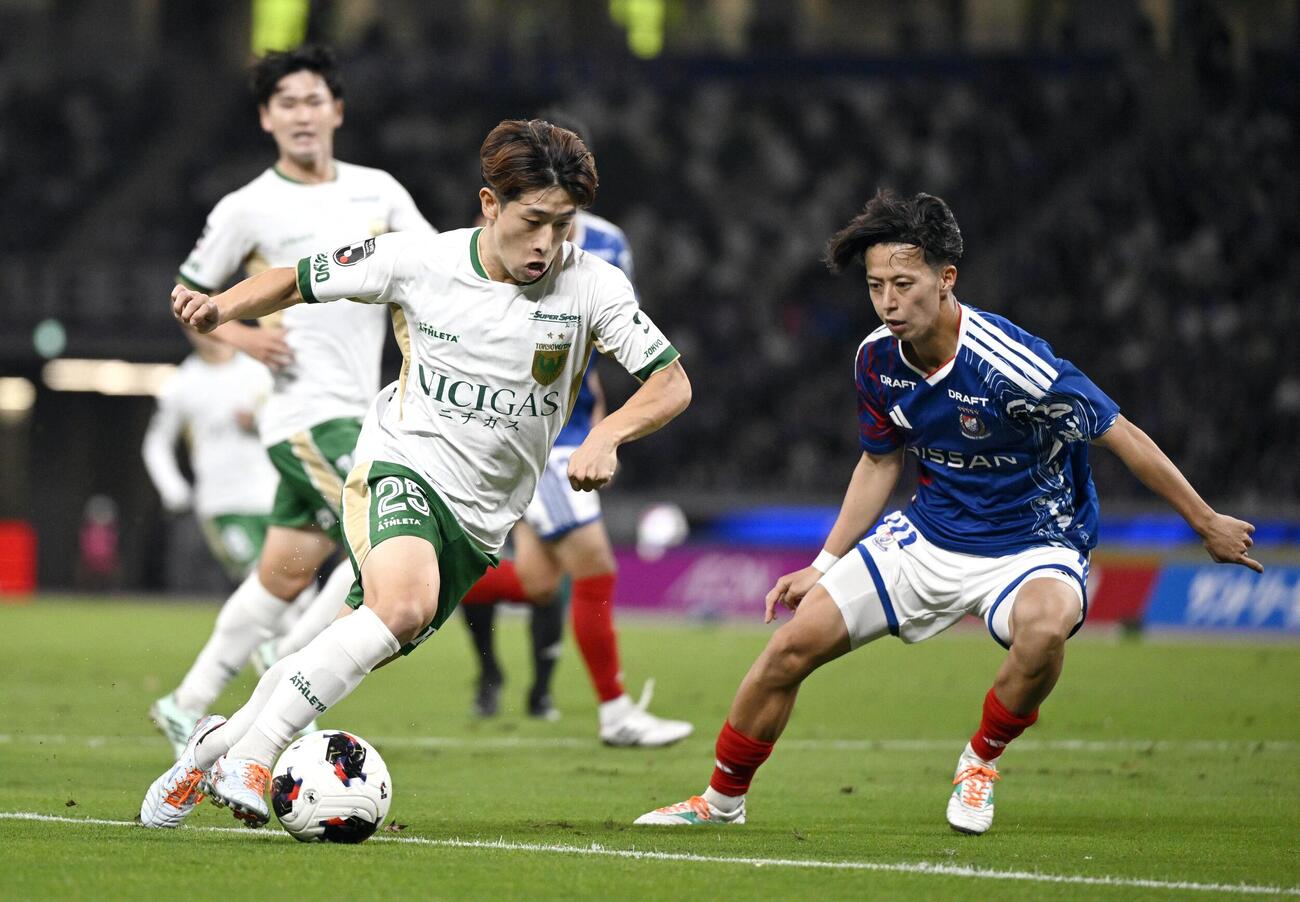 横浜M－東京V　前半、ドリブルで攻め込む東京V・熊取谷（左）＝MUFG国立(共同)