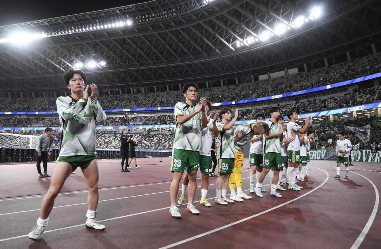 横浜Mと引き分け、サポーターにあいさつする東京Vの選手たち＝MUFG国立(共同)
