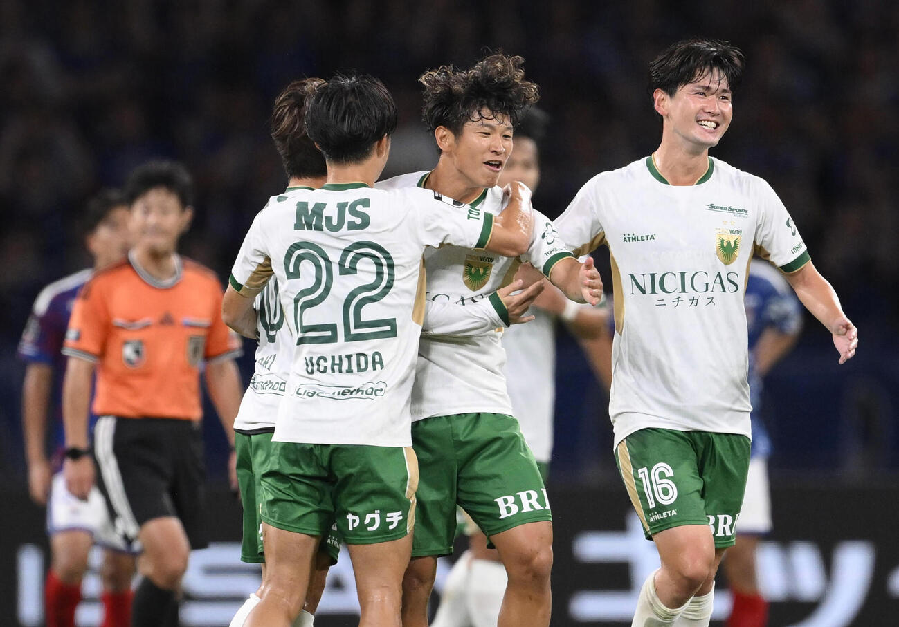 横浜M－東京V　試合終了間際、同点ゴールを決め、祝福される東京V・山田（右から2人目）＝MUFG国立(共同)