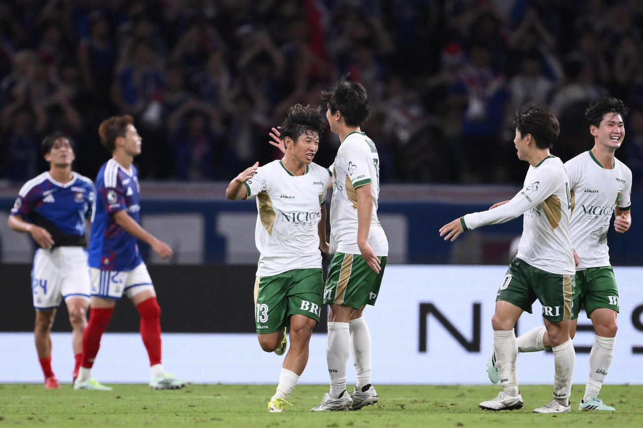横浜M－東京V　試合終了間際、同点ゴールを決め、祝福される東京V・山田（左から3人目）＝MUFG国立(共同)