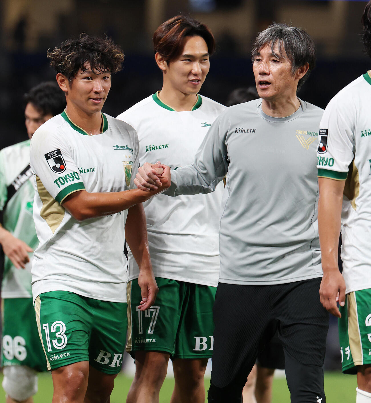 横浜対東京V　同点ゴールを決めた東京V山田剛綺（左）は試合後、相馬直樹監督と握手を交わす（撮影・宮地輝）