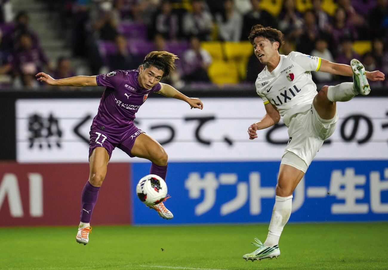 京都－鹿島　試合終了間際、同点ゴールを決める京都・新井（左）＝サンガS（共同）