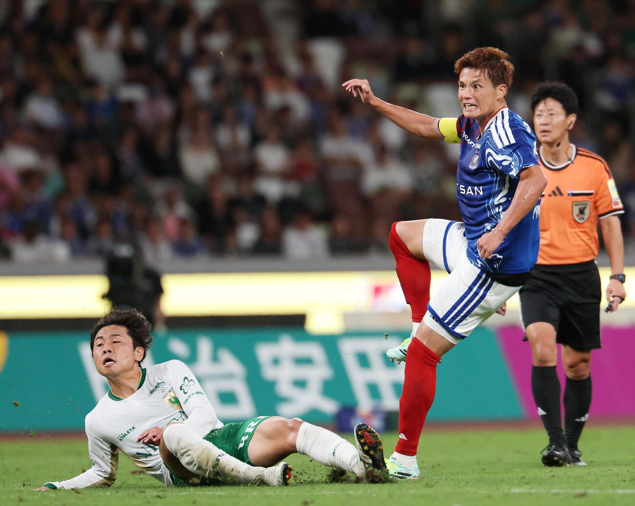 横浜対東京V　前半、左足を振り抜き先制ゴールを決める横浜宮市亮（撮影・宮地輝）