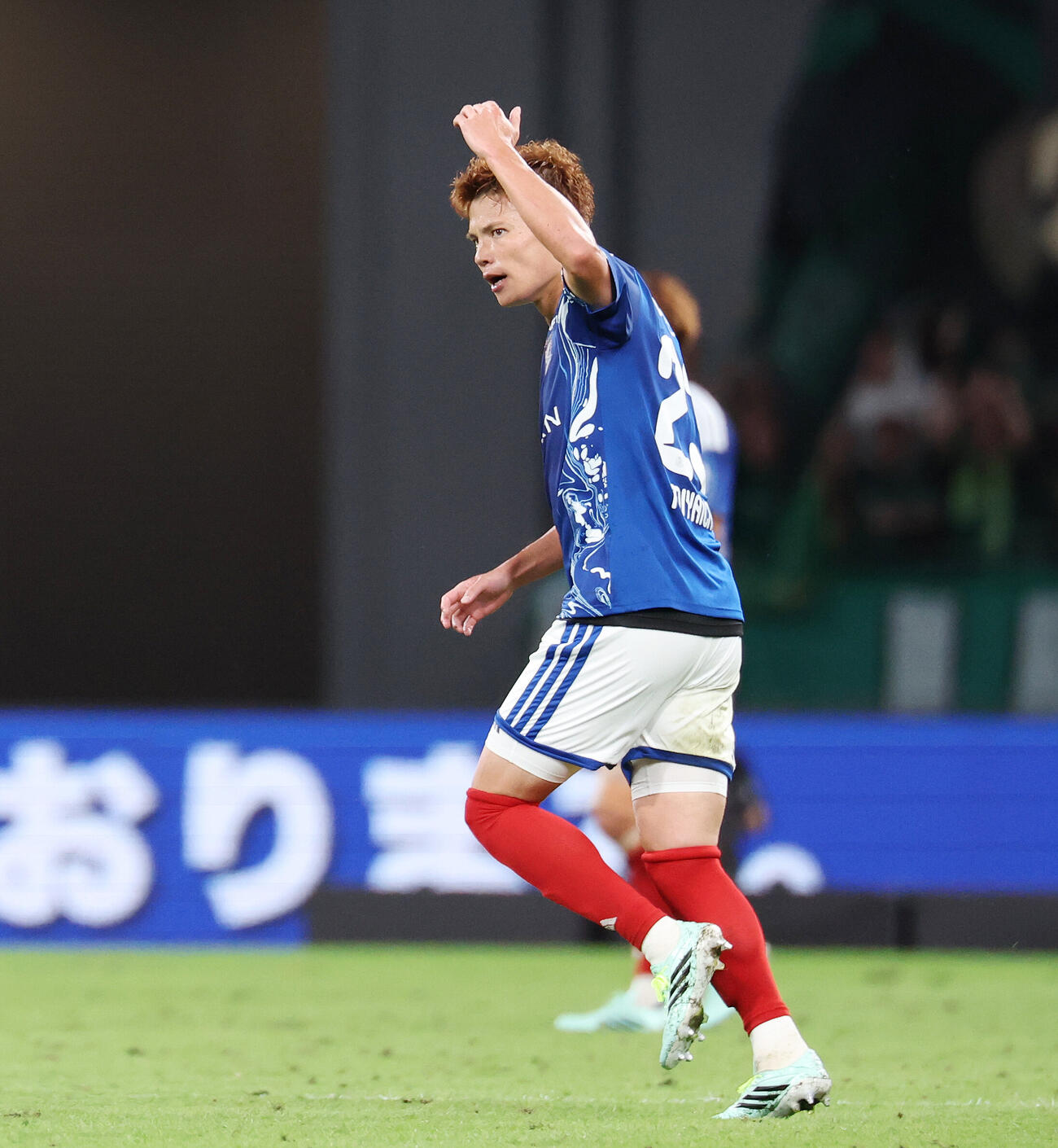 横浜対東京V　前半、先制ゴールを決めサポーターをあおる横浜宮市亮（左端）（撮影・宮地輝）