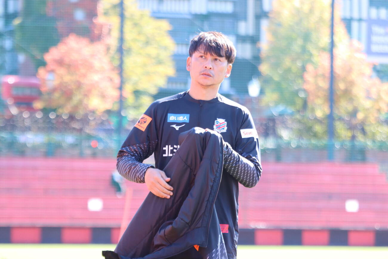 富山戦に向けた練習に参加する札幌の川井健太監督