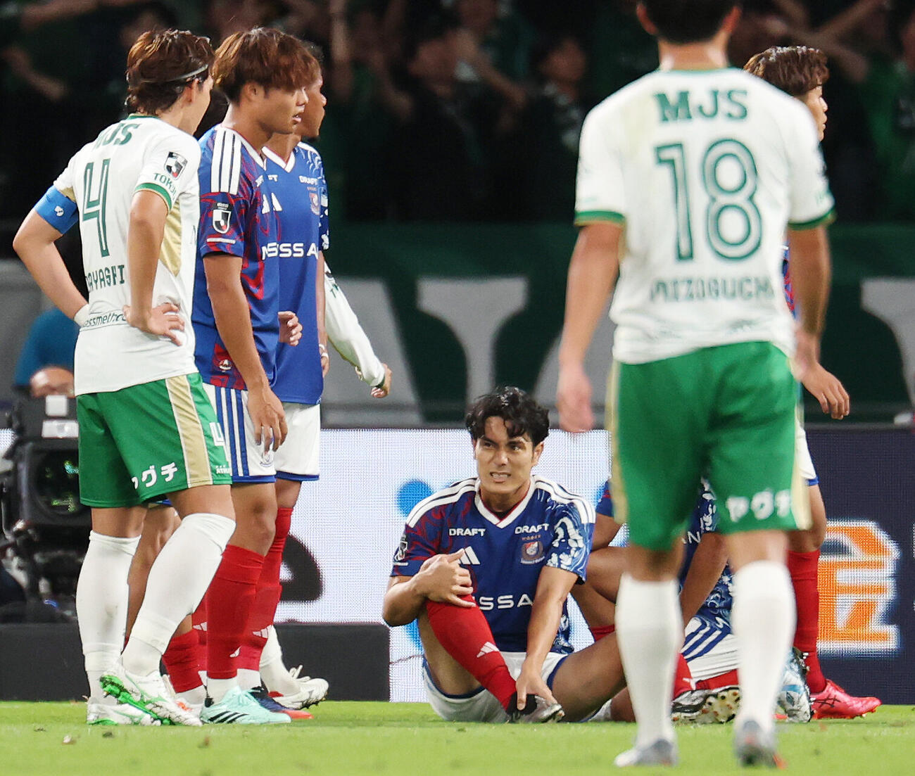 負傷し座り込む横浜知念慶（2026年10月21日撮影）